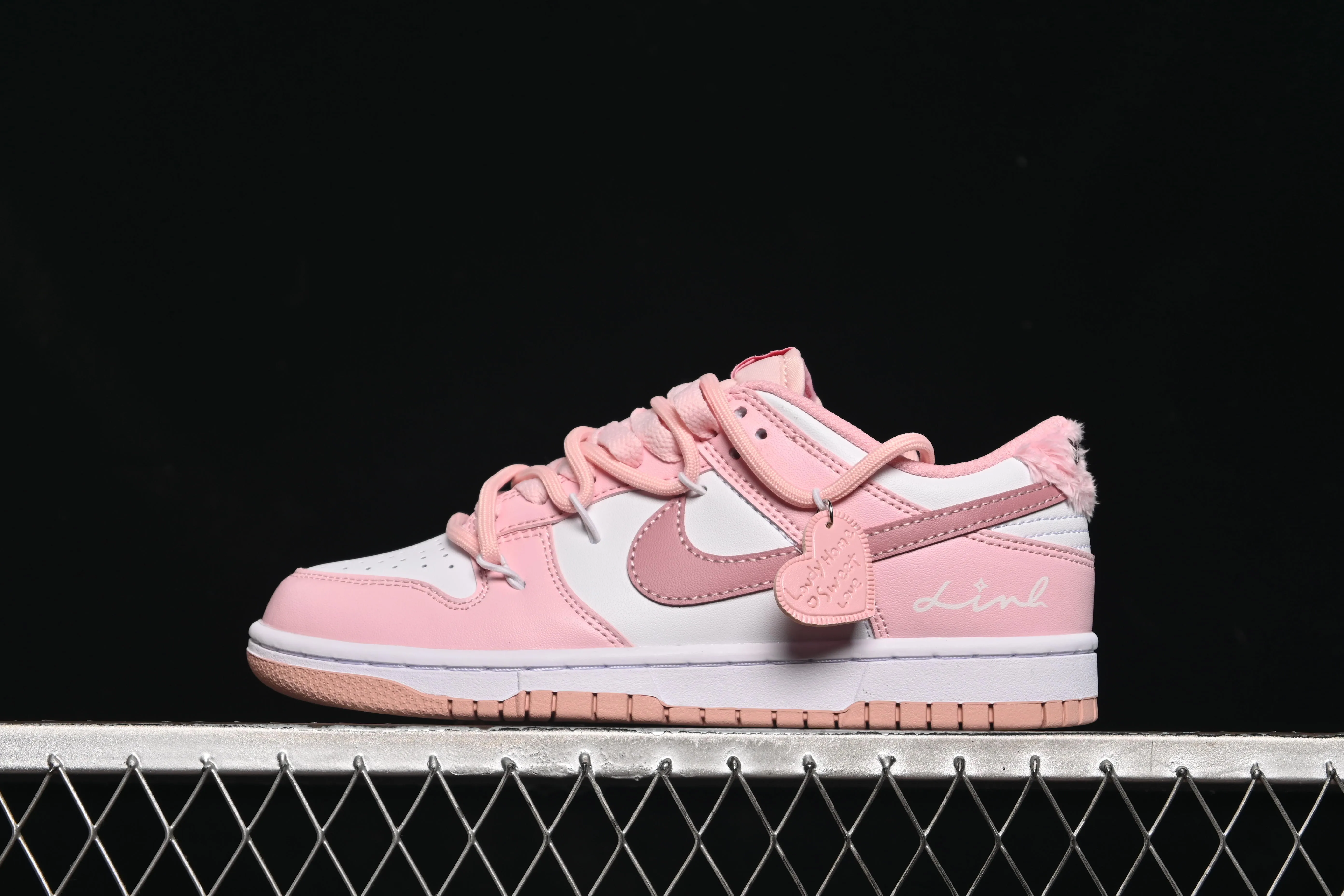 All Categories Nk SB Dunk Series Nk SB Dunk Low Low-top sneakers Nike SB Dunk Low White Pink Straps Low-top casual sneakers DO6485-600